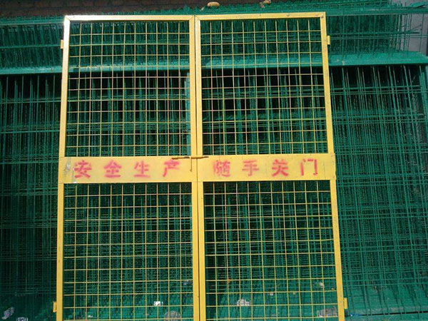 電梯安全防護門 - 安平縣貝納豐絲網(wǎng)制品有限公司圖片1