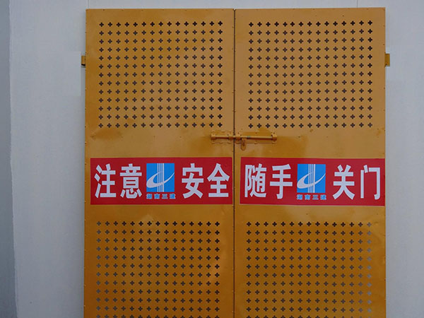 沖孔電梯防護(hù)門 - 安平縣貝納豐絲網(wǎng)制品有限公司圖片3