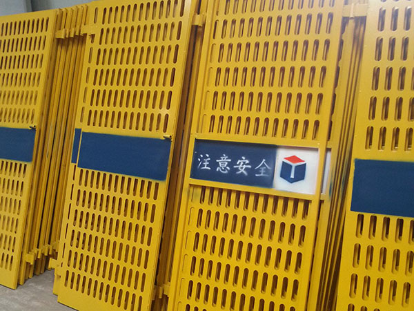 沖孔電梯防護(hù)門 - 安平縣貝納豐絲網(wǎng)制品有限公司圖片4